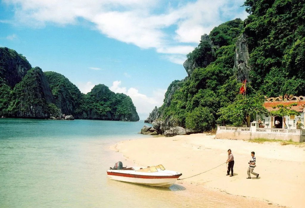 Những bãi biển đẹp tại Hạ Long dành cho mùa hè
