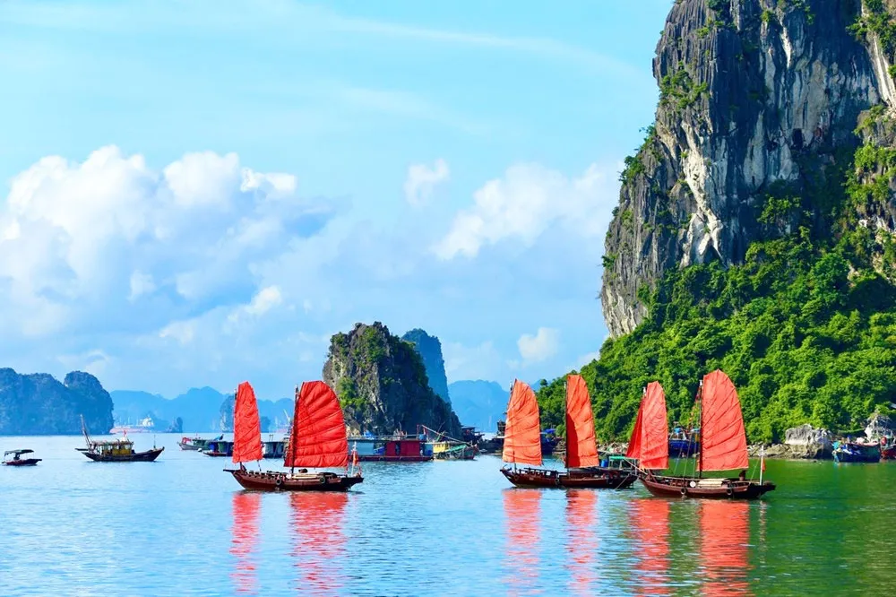 Đón bình minh trên thuyền buồm ba vách tại di sản thế giới vịnh Hạ Long