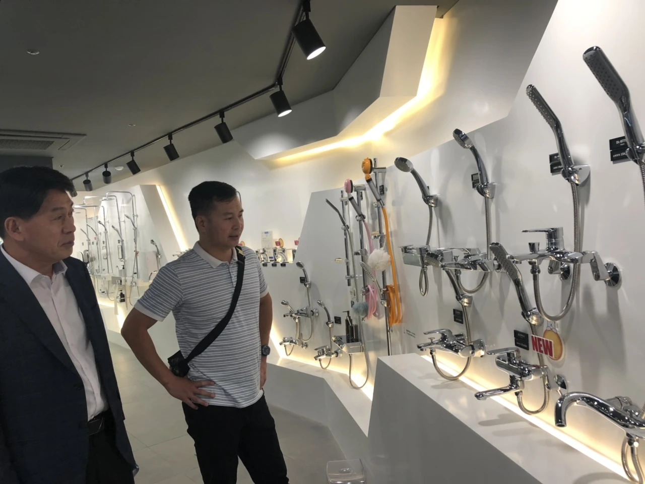 Sen cây tắm nóng lạnh có tốt không
